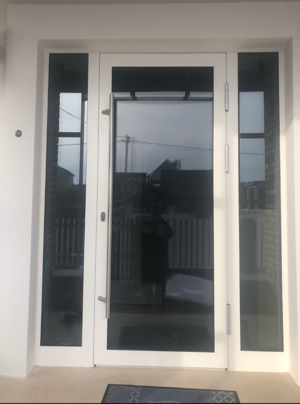 Входная дверь Calida со стеклом в частном доме в Гродно