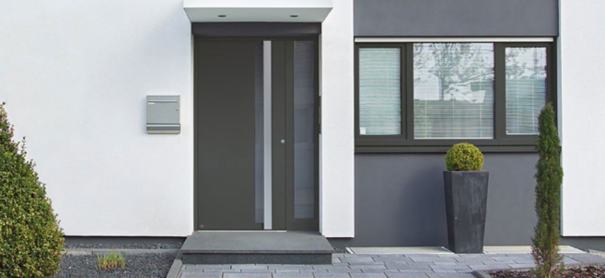 Алюминиевые входные двери в частном доме