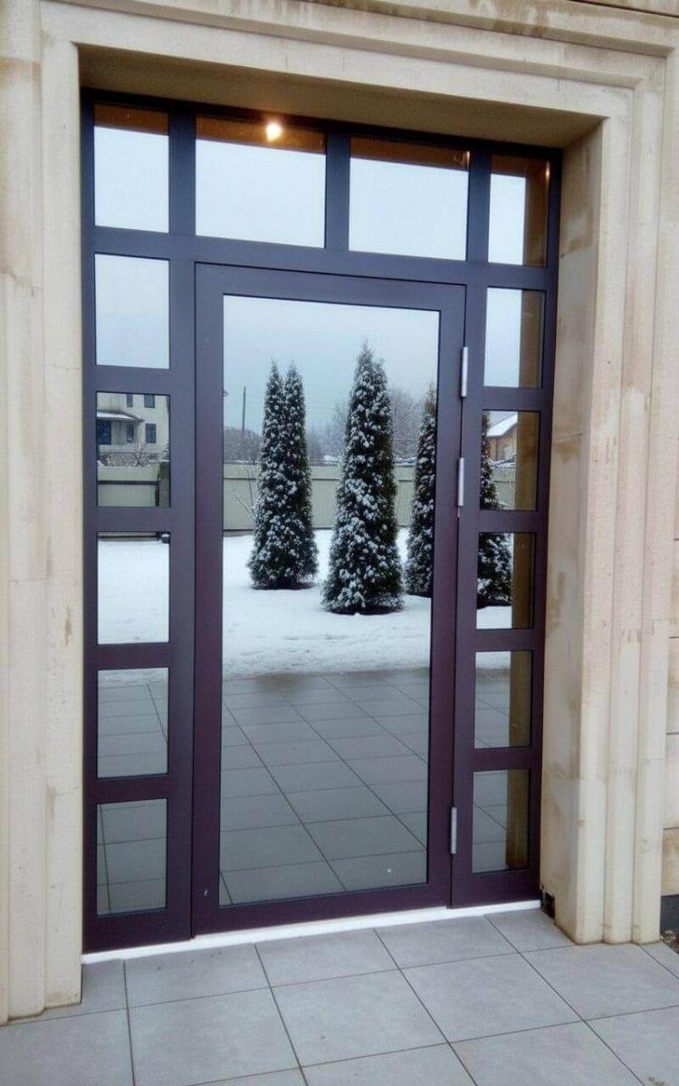 Декоративная дверь в частном доме