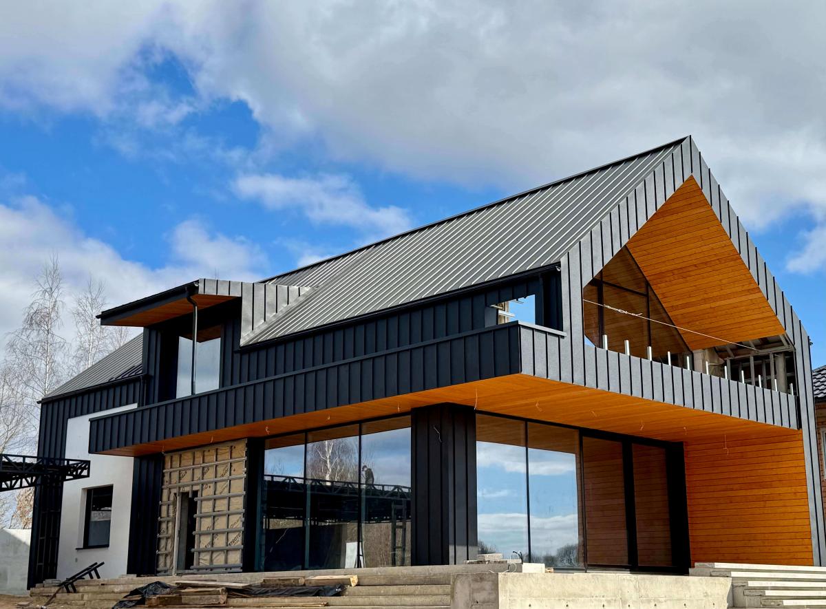 Алюминиевые конструкции - окна и дверь - в частном доме 