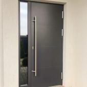 Полуторная алюминиевая дверь