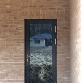 Входная дверь со стеклом 