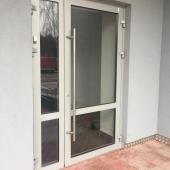 Алюминиевая дверь в подъезд