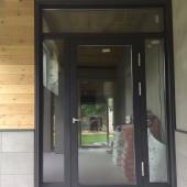 Входная дверь со стеклом в Гродно