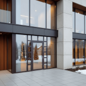 Стеклянные входные двери в магазин алюминиевые