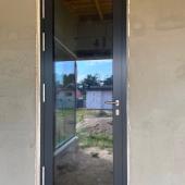 Узкие алюминиевые двери наружные