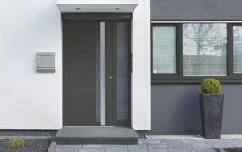 Алюминиевые входные двери в частном доме