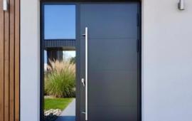 Уличная входная дверь в коттедже