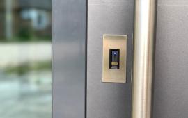 Входная дверь со сканером пальца