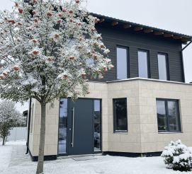 Входная дверь в современном доме