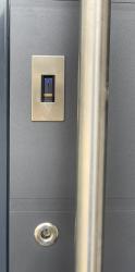 Входная дверь со сканером отпечатка пальца